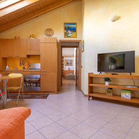 Apartment By The Ferry - Менаджо Екстериор снимка