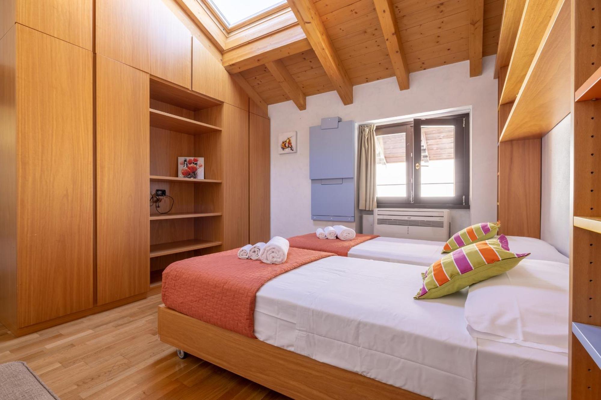 Apartment By The Ferry - Менаджо Екстериор снимка