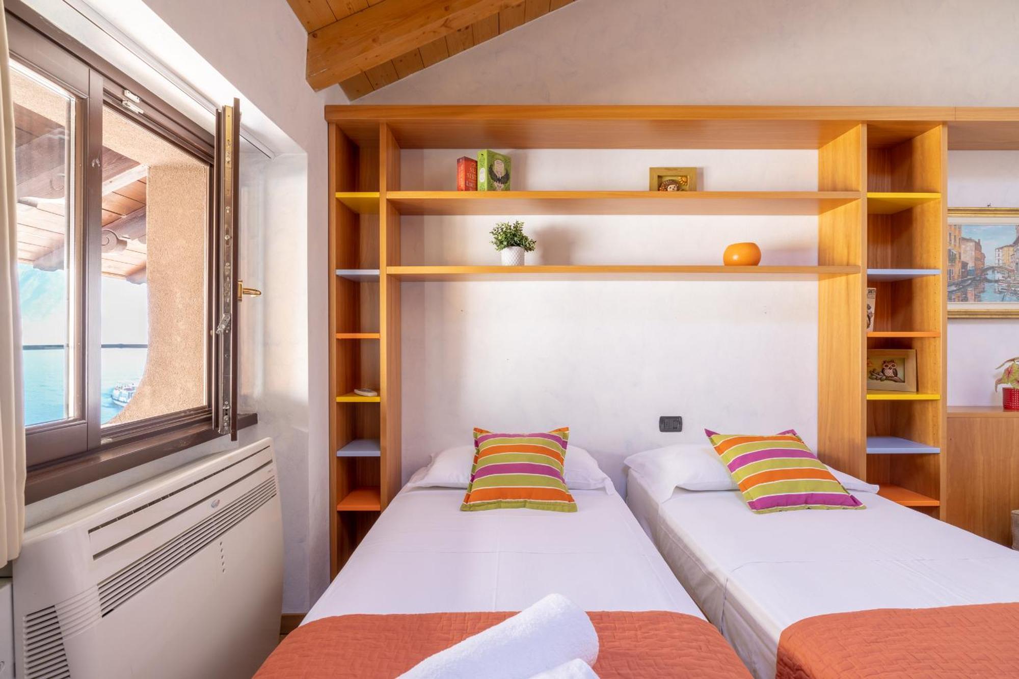 Apartment By The Ferry - Менаджо Екстериор снимка