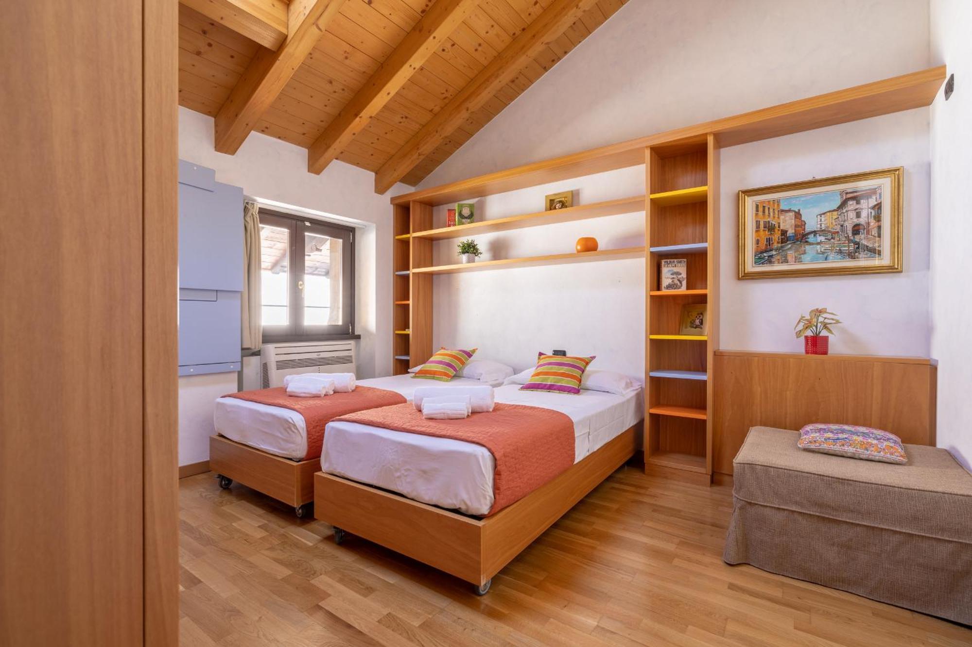 Apartment By The Ferry - Менаджо Екстериор снимка